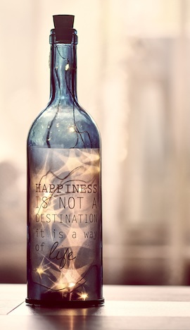 Flasche mit Aufschrift: Happiness is not a destination it is a way of life